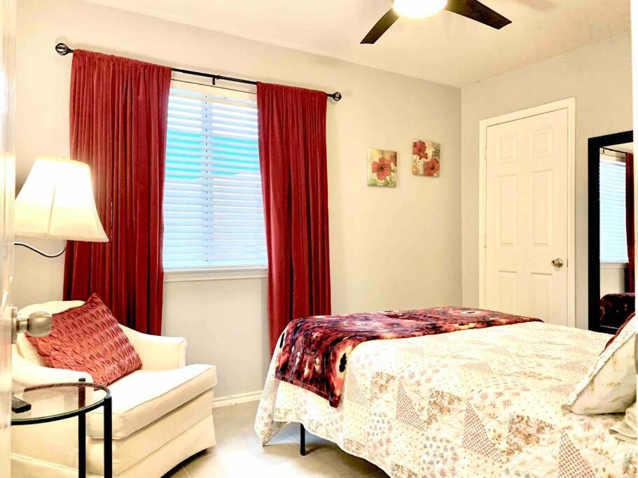 Modern Updates - Great Location - King Bed- Bmt Holiday home San Antonio